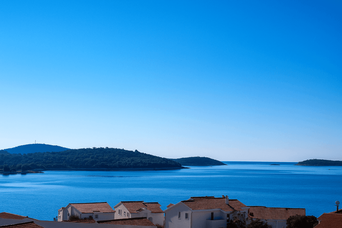 Geräumiges Penthouse mit offenem Meerblick