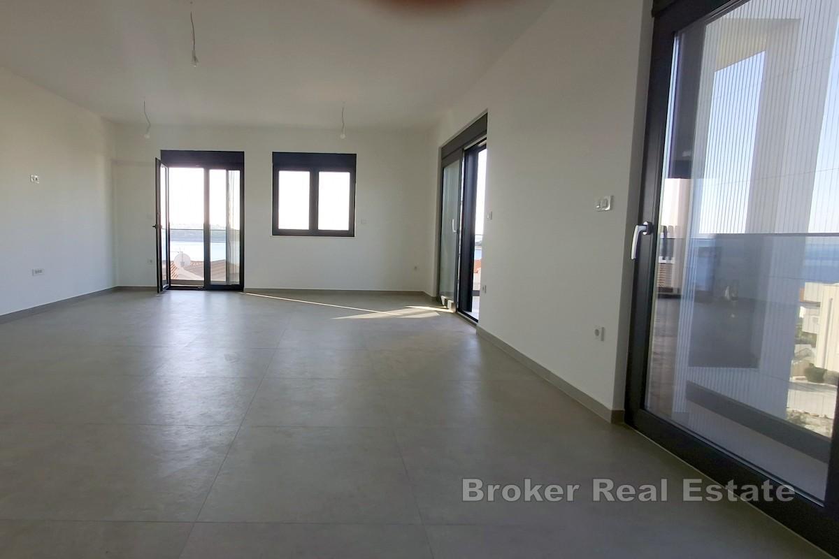 Geräumiges Penthouse mit offenem Meerblick