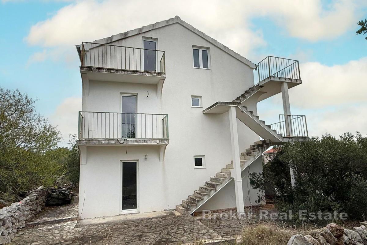 Hus för renovering med havsutsikt