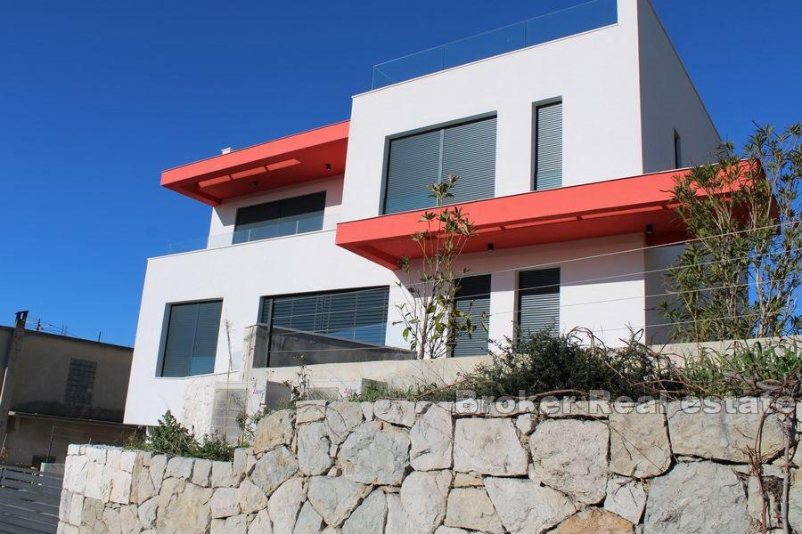 Villa med pool och öppen havsutsikt