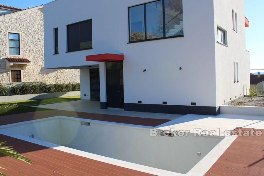 Villa med pool och öppen havsutsikt