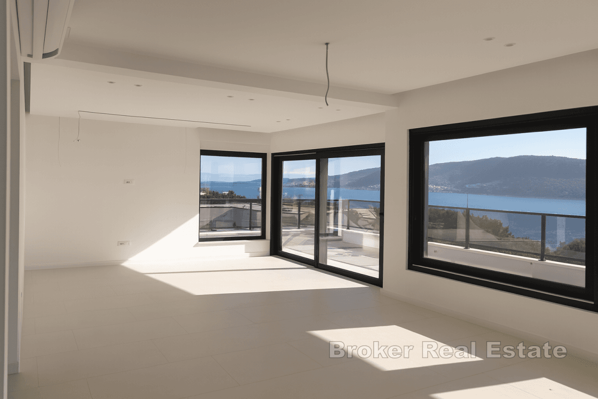 Penthouse s otevřeným výhledem na moře a střešní terasou