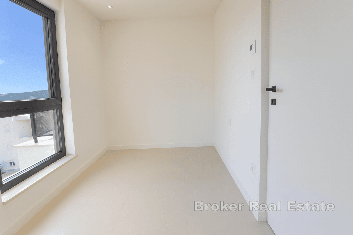 Penthouse s otevřeným výhledem na moře a střešní terasou