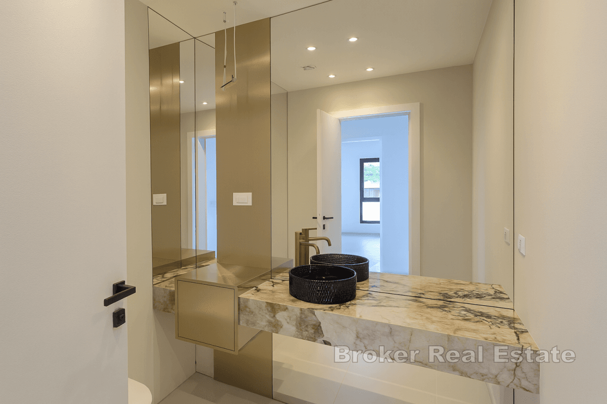 Penthouse s otevřeným výhledem na moře a střešní terasou