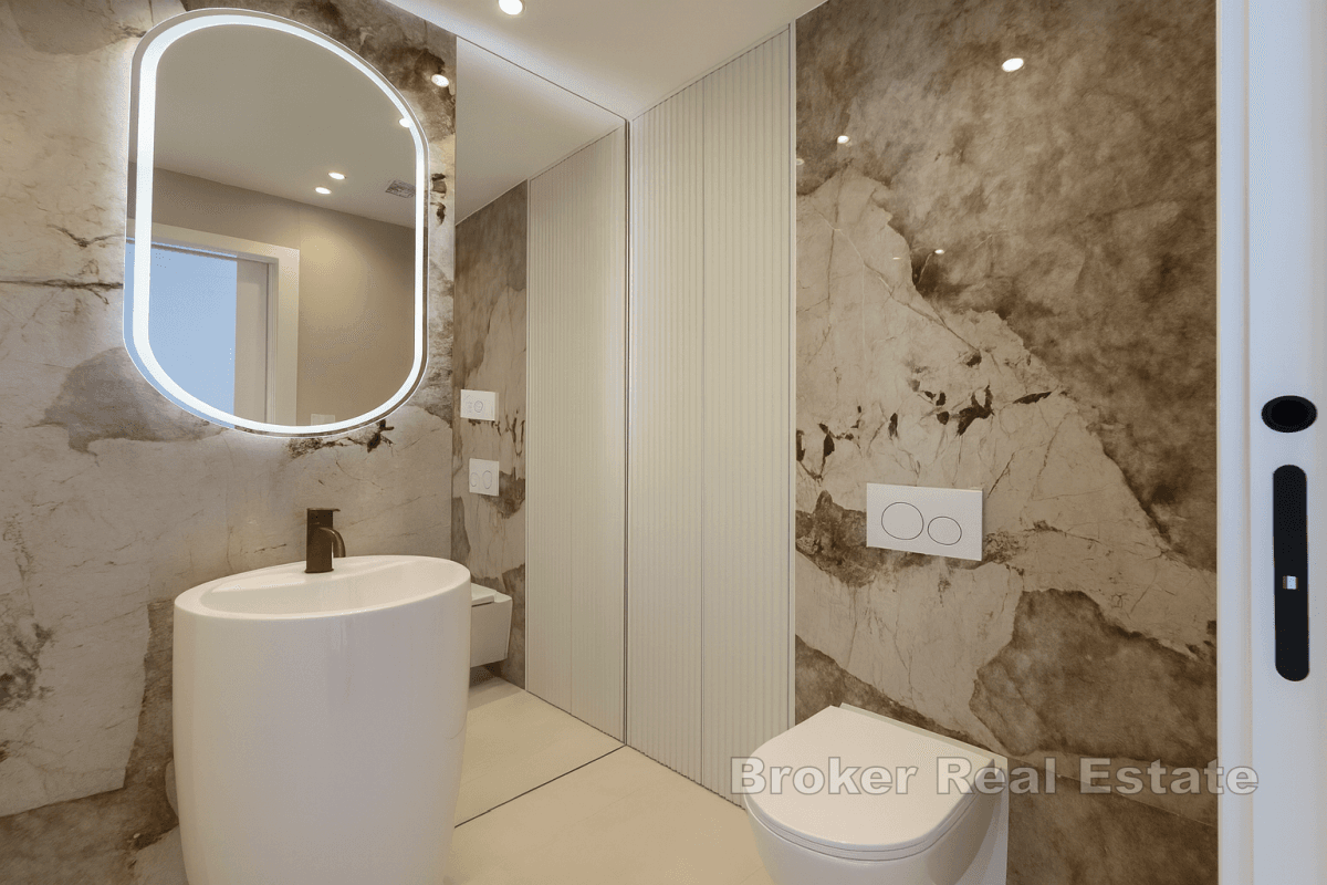 Penthouse s otevřeným výhledem na moře a střešní terasou