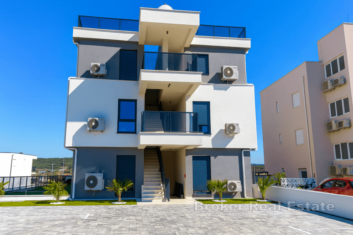 Penthouse s otevřeným výhledem na moře a střešní terasou