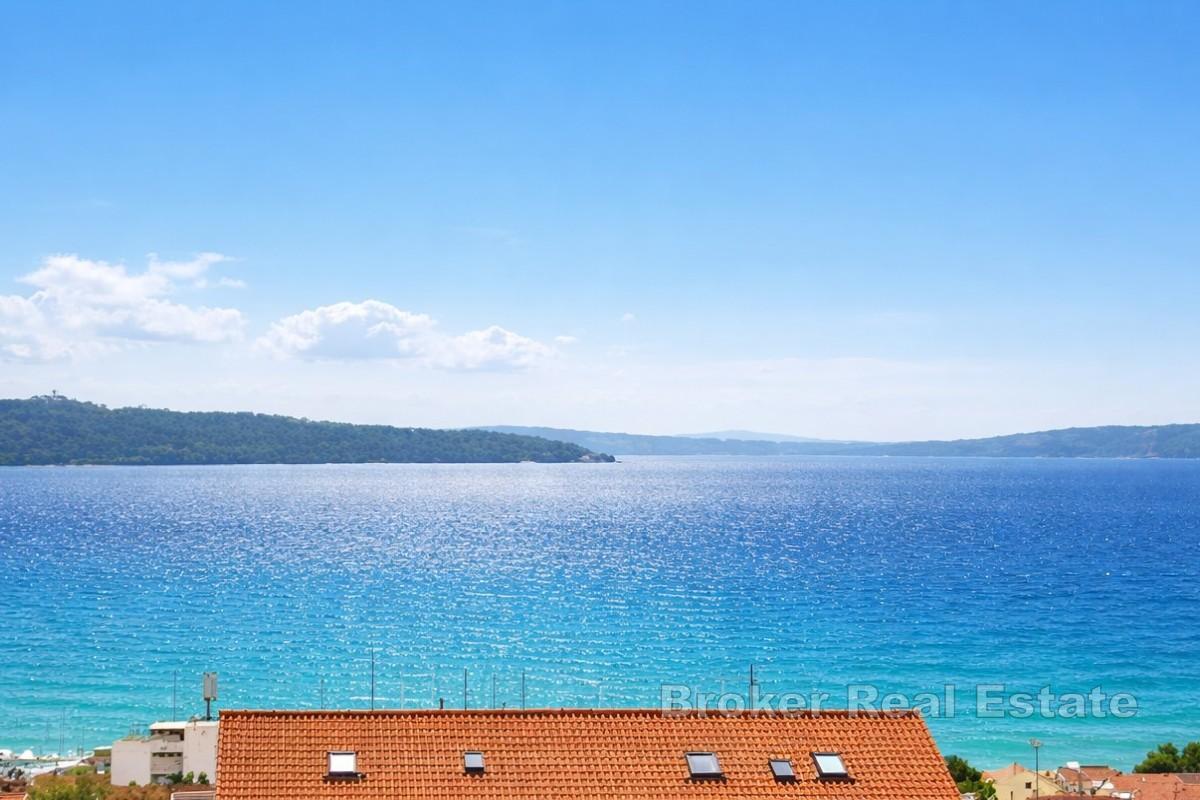 Ampio attico con vista mare aperta