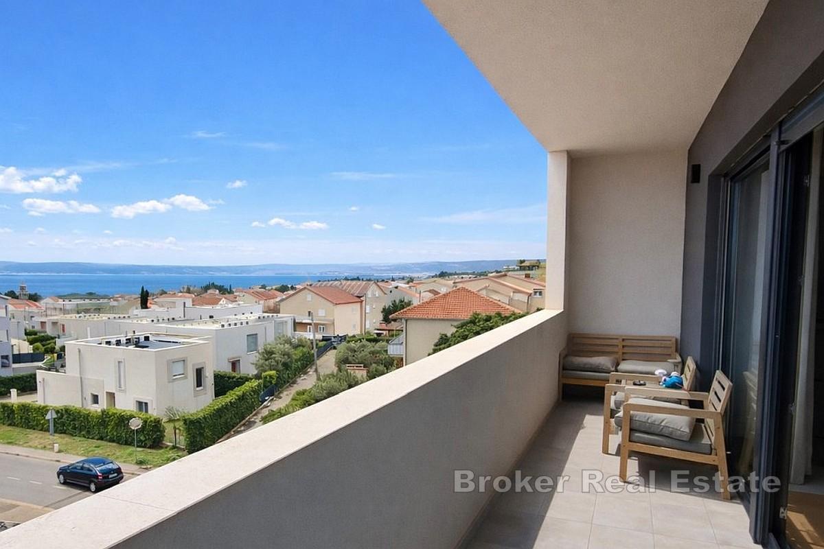 Rymlig takvåning med öppen havsutsikt