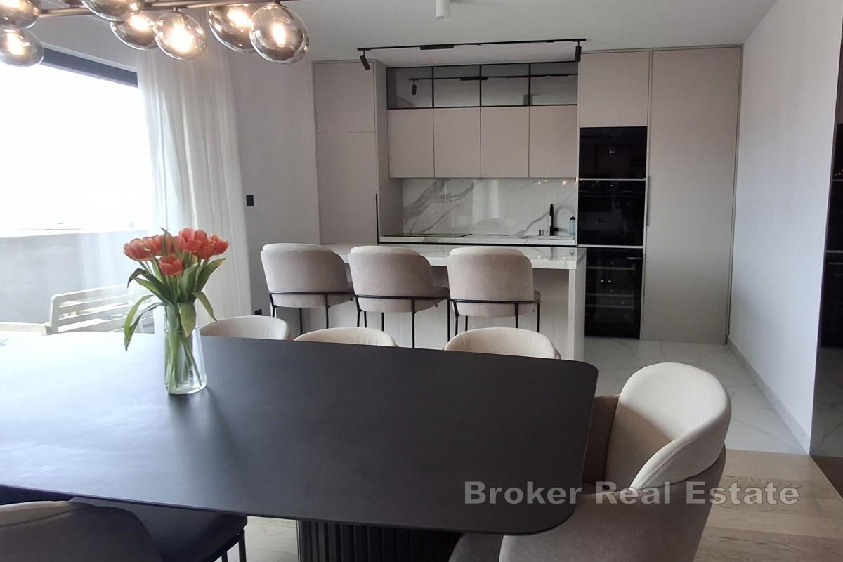 Ampio attico con vista mare aperta