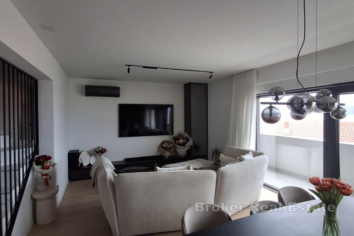 Ampio attico con vista mare aperta