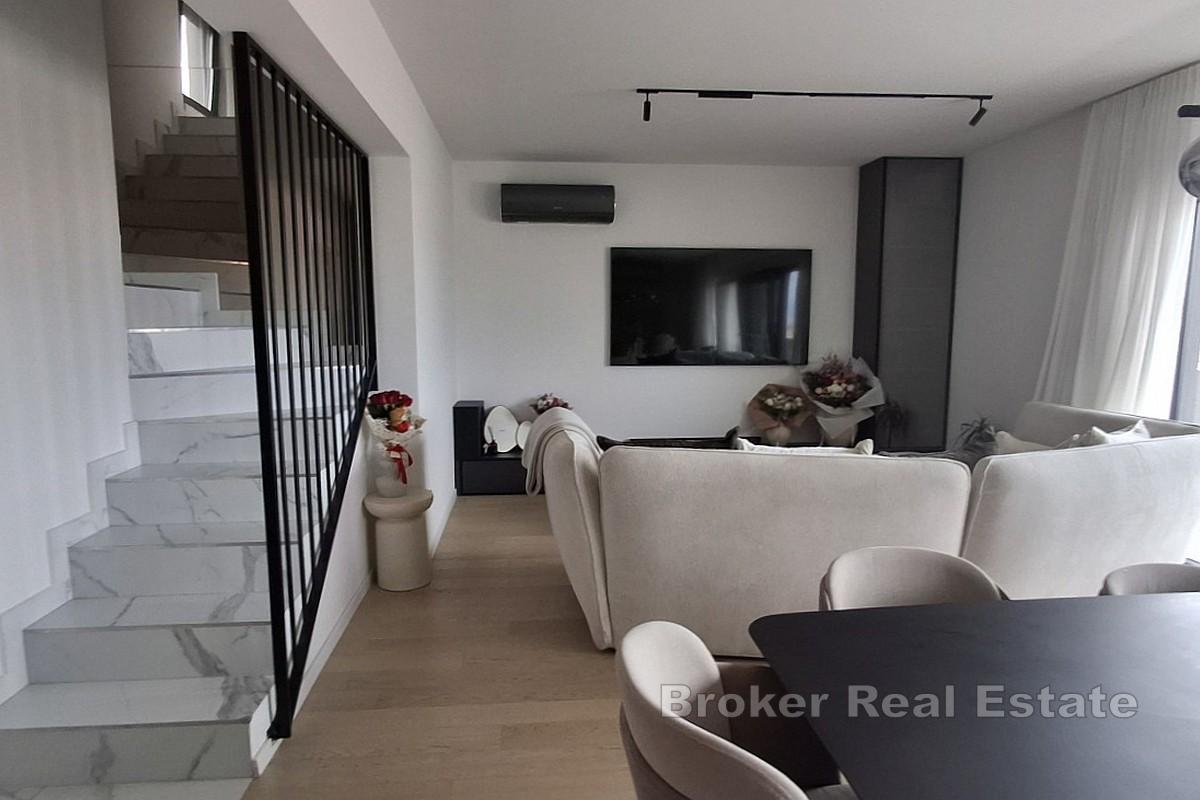 Ampio attico con vista mare aperta