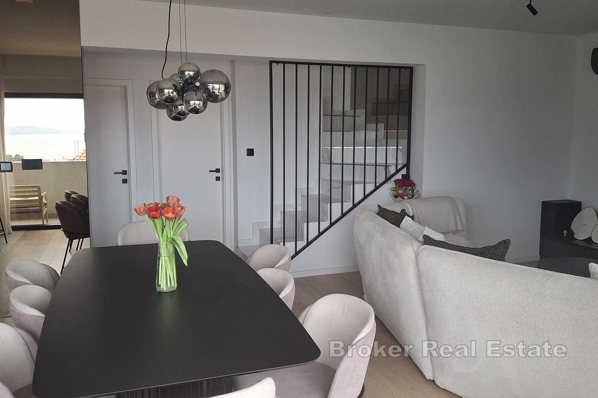 Rymlig takvåning med öppen havsutsikt