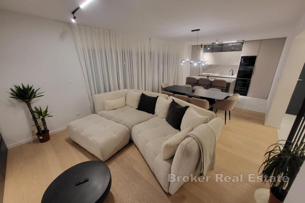 Ampio attico con vista mare aperta