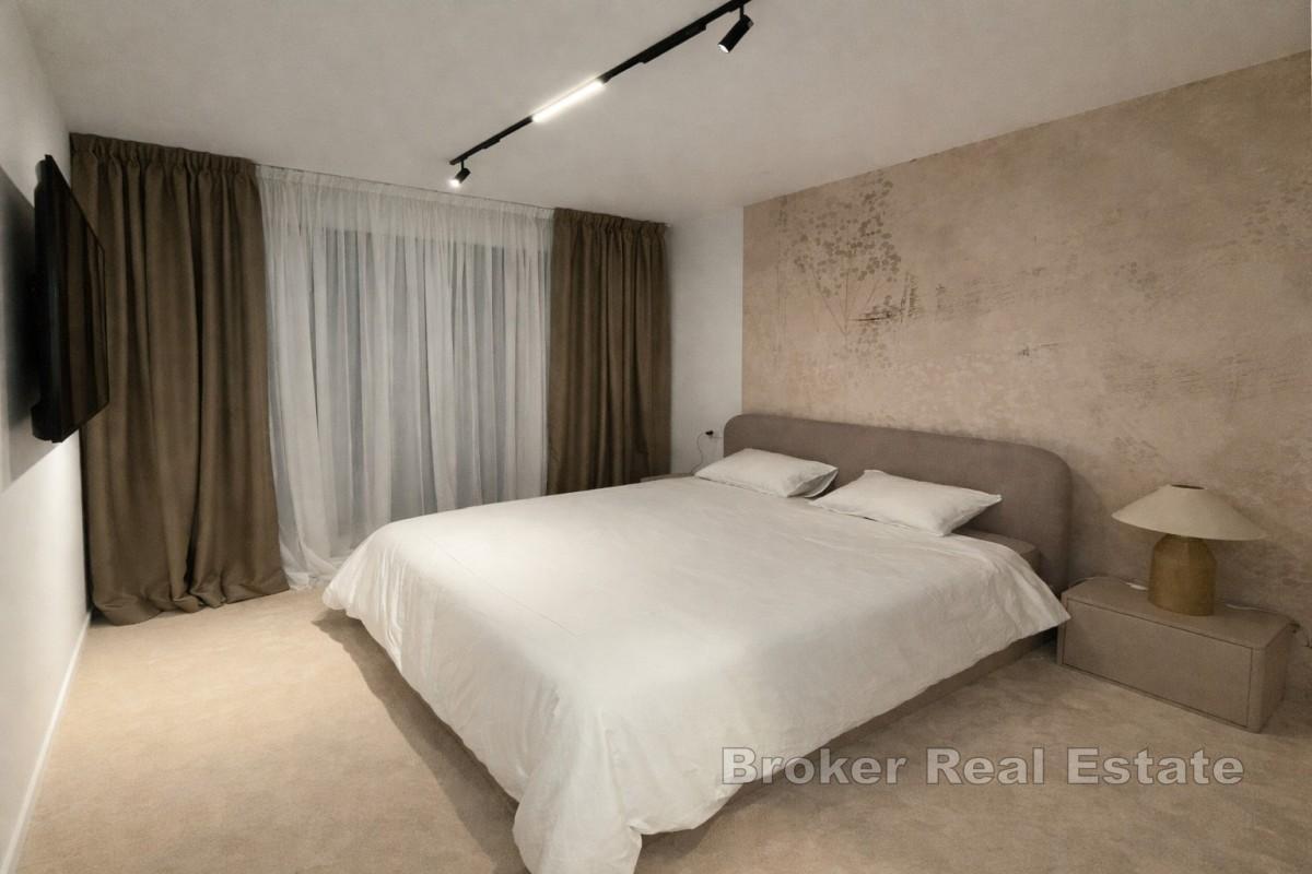 Rymlig takvåning med öppen havsutsikt