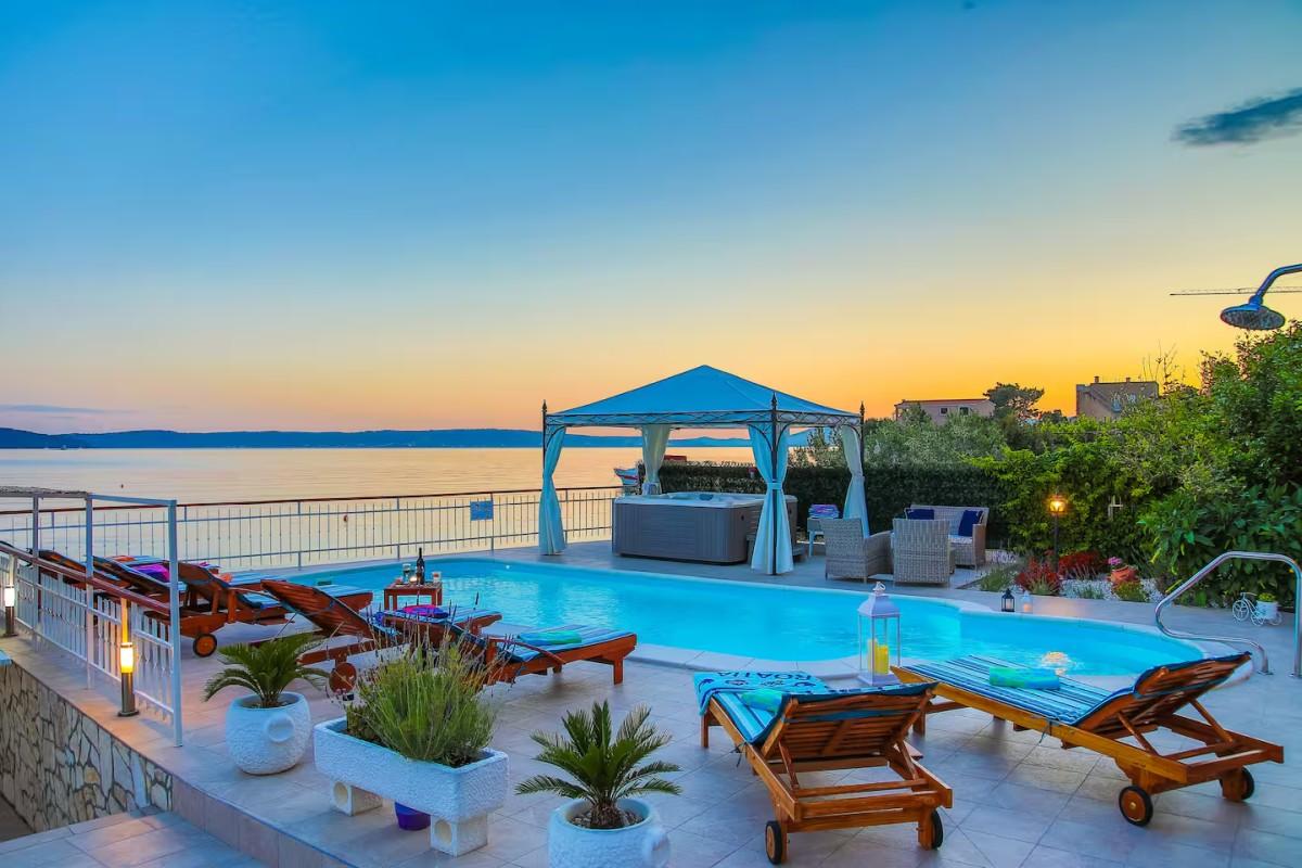 001-2031-238-kastela-villa-in-the-first-row-to-the-sea-for-sale