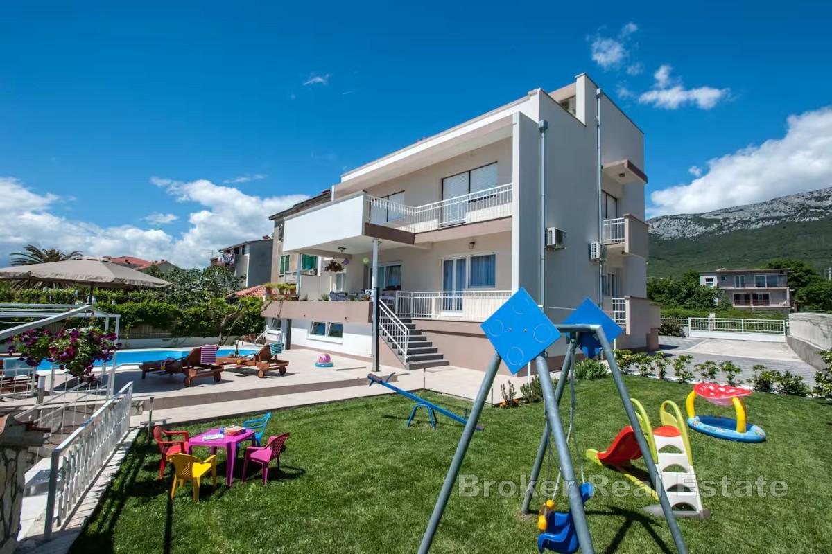 Vila v první řadě u moře