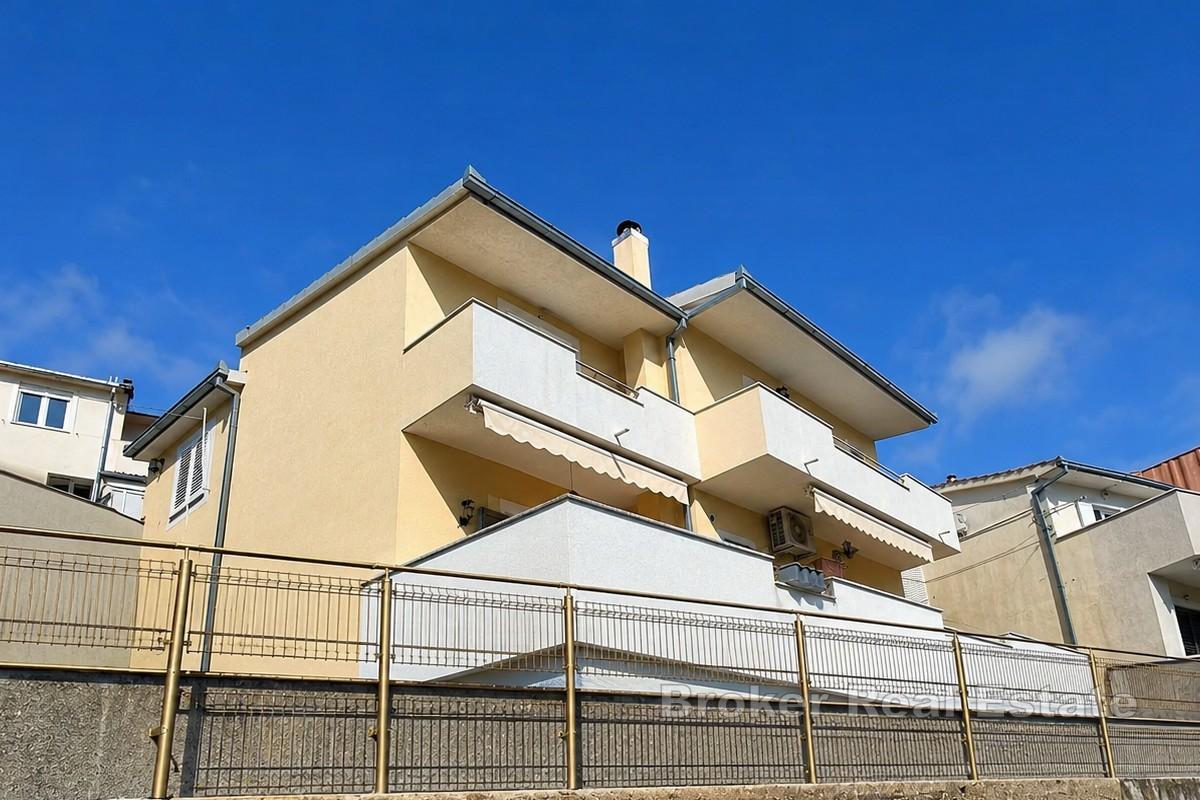 Casa familiare con due appartamenti e vista su Spalato