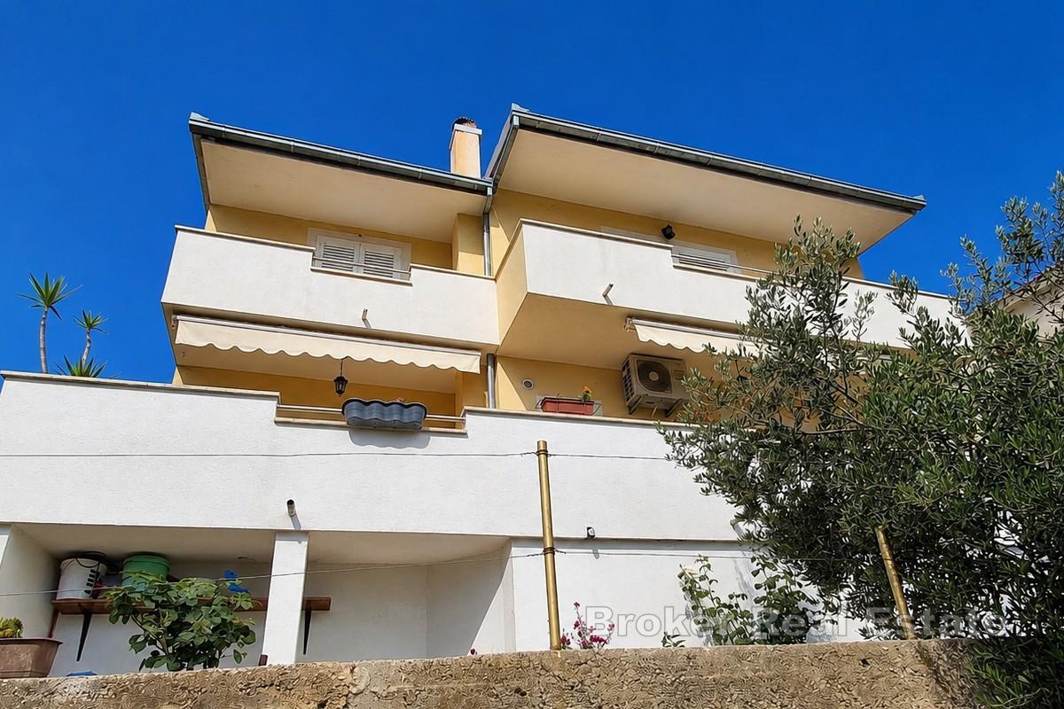 Casa familiare con due appartamenti e vista su Spalato