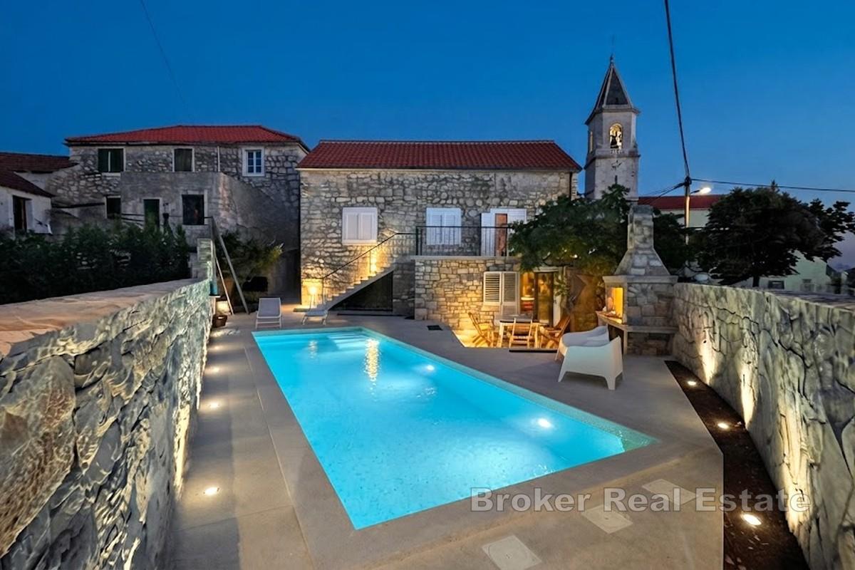 Casa tradizionale mediterranea in pietra con piscina