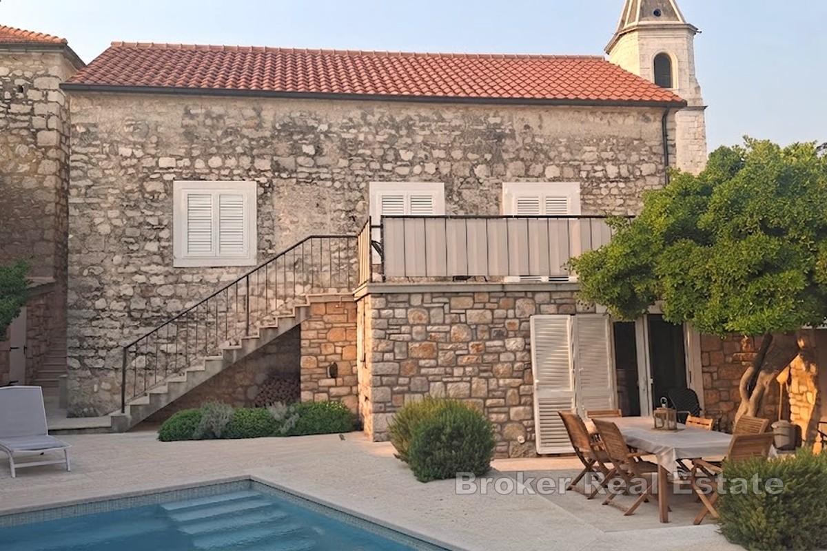 Casa tradizionale mediterranea in pietra con piscina