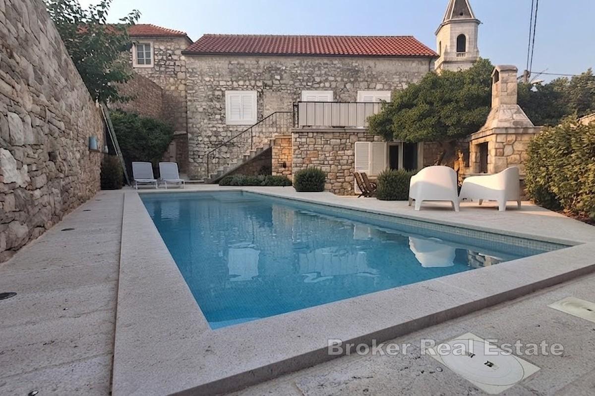 Casa tradizionale mediterranea in pietra con piscina