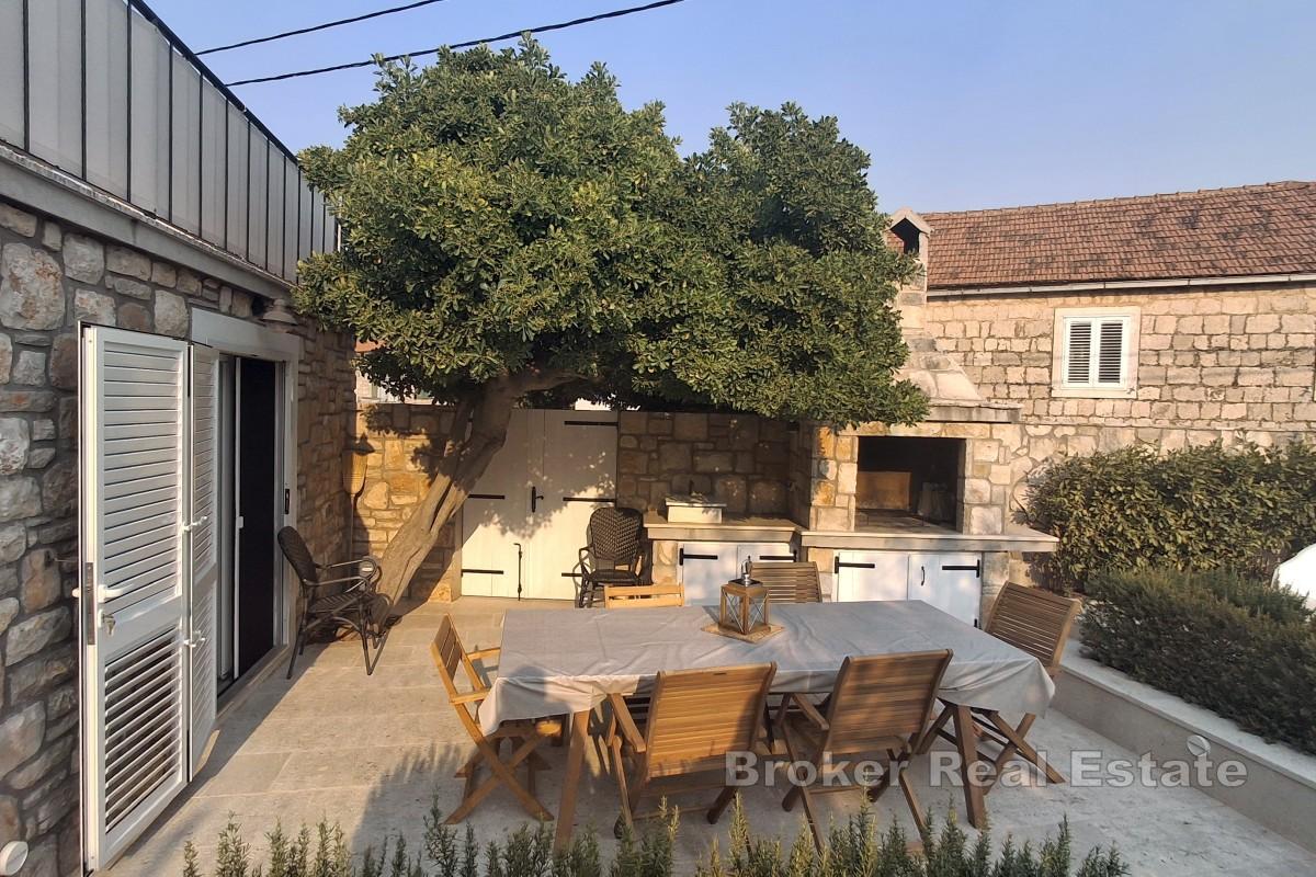 Casa tradizionale mediterranea in pietra con piscina