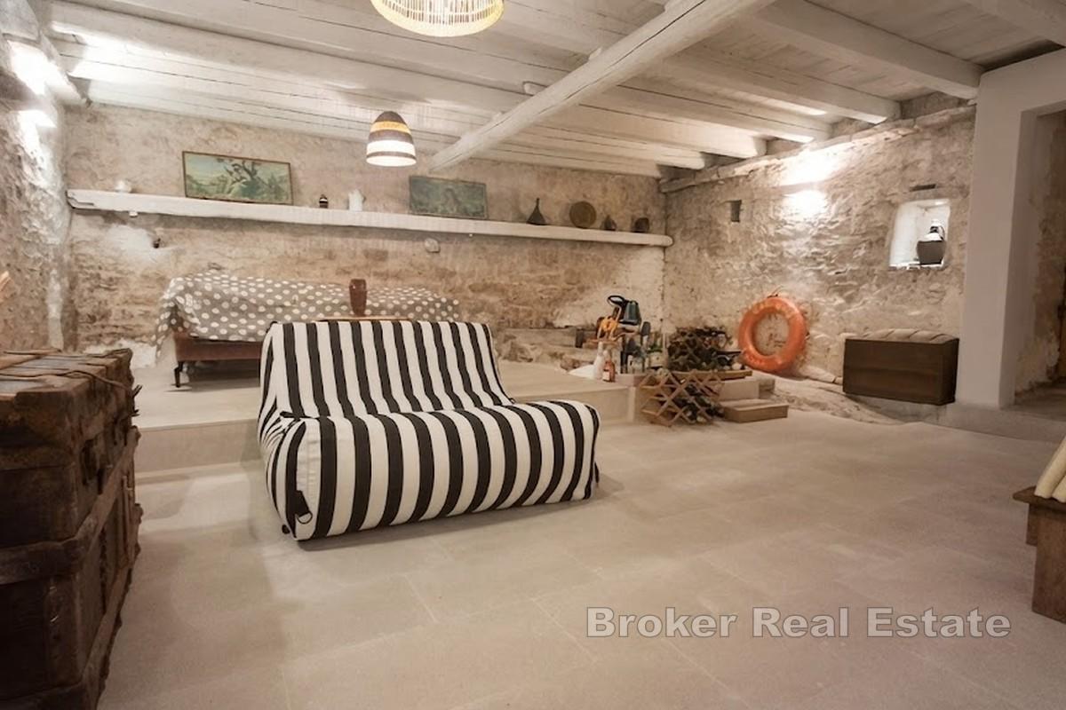 Casa tradizionale mediterranea in pietra con piscina