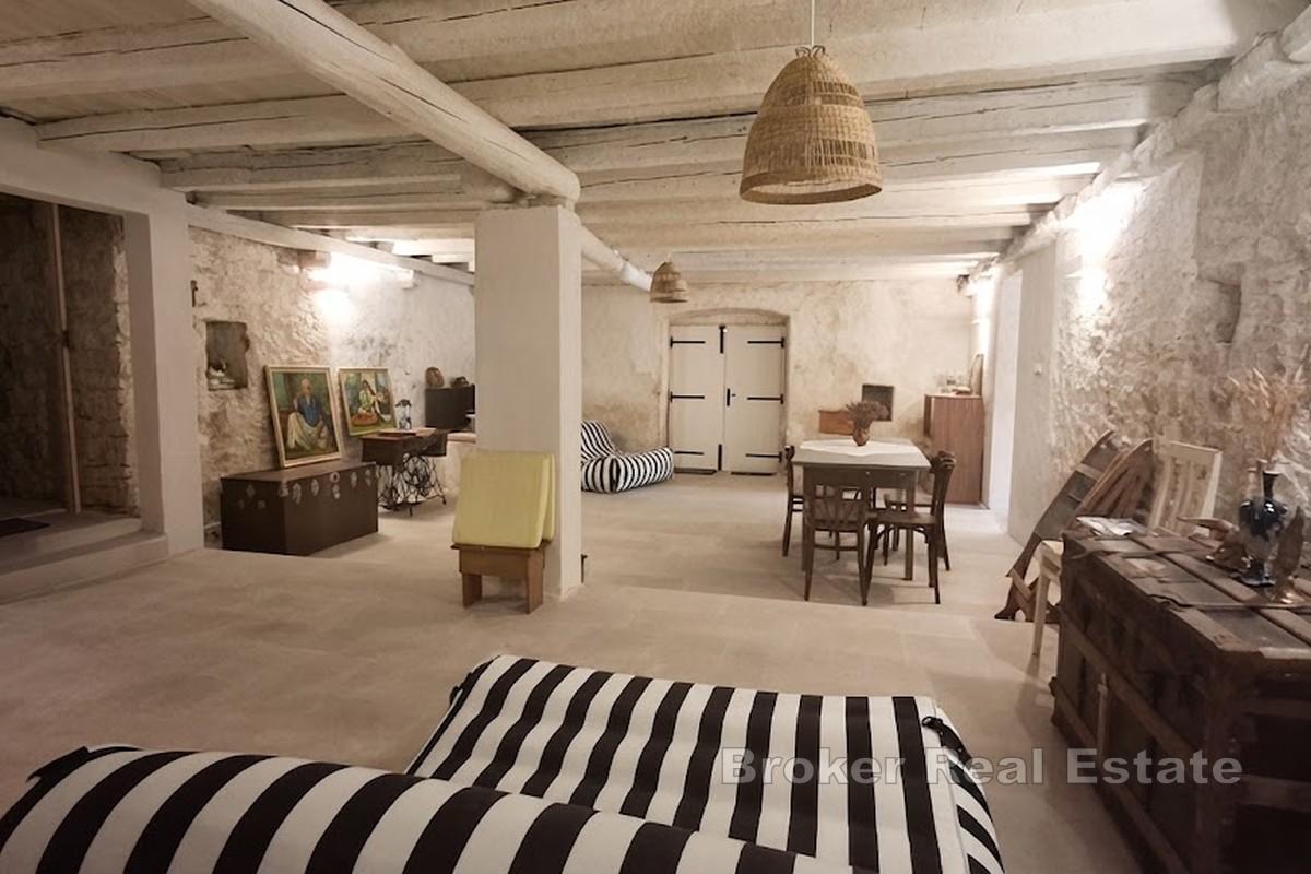 Casa tradizionale mediterranea in pietra con piscina