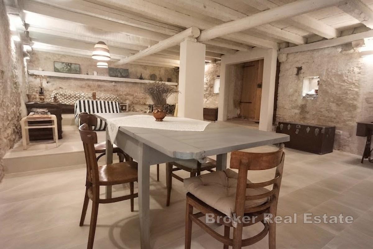 Casa tradizionale mediterranea in pietra con piscina