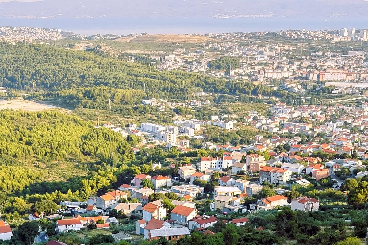 Stavební pozemek s otevřeným výhledem na moře a Split