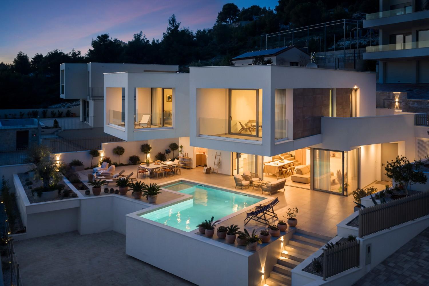 Luxusní moderní vila s bazénem a výhledem na moře