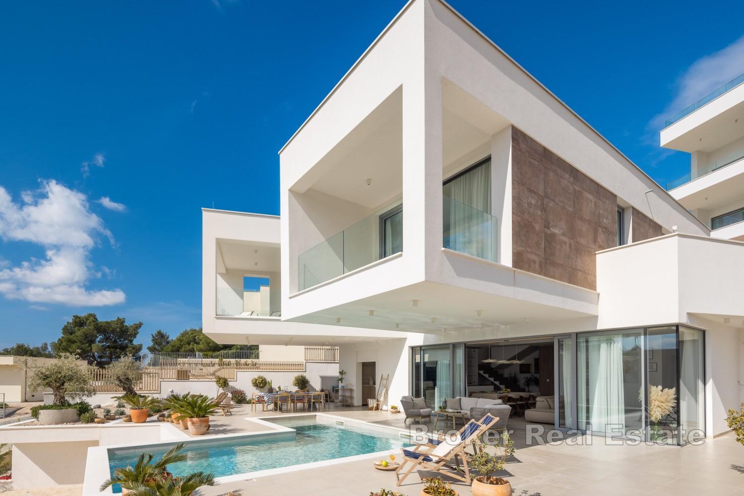 Luxusní moderní vila s bazénem a výhledem na moře