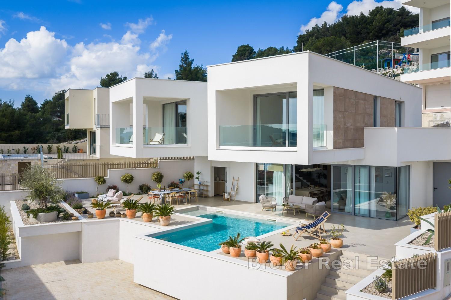 Luxusní moderní vila s bazénem a výhledem na moře