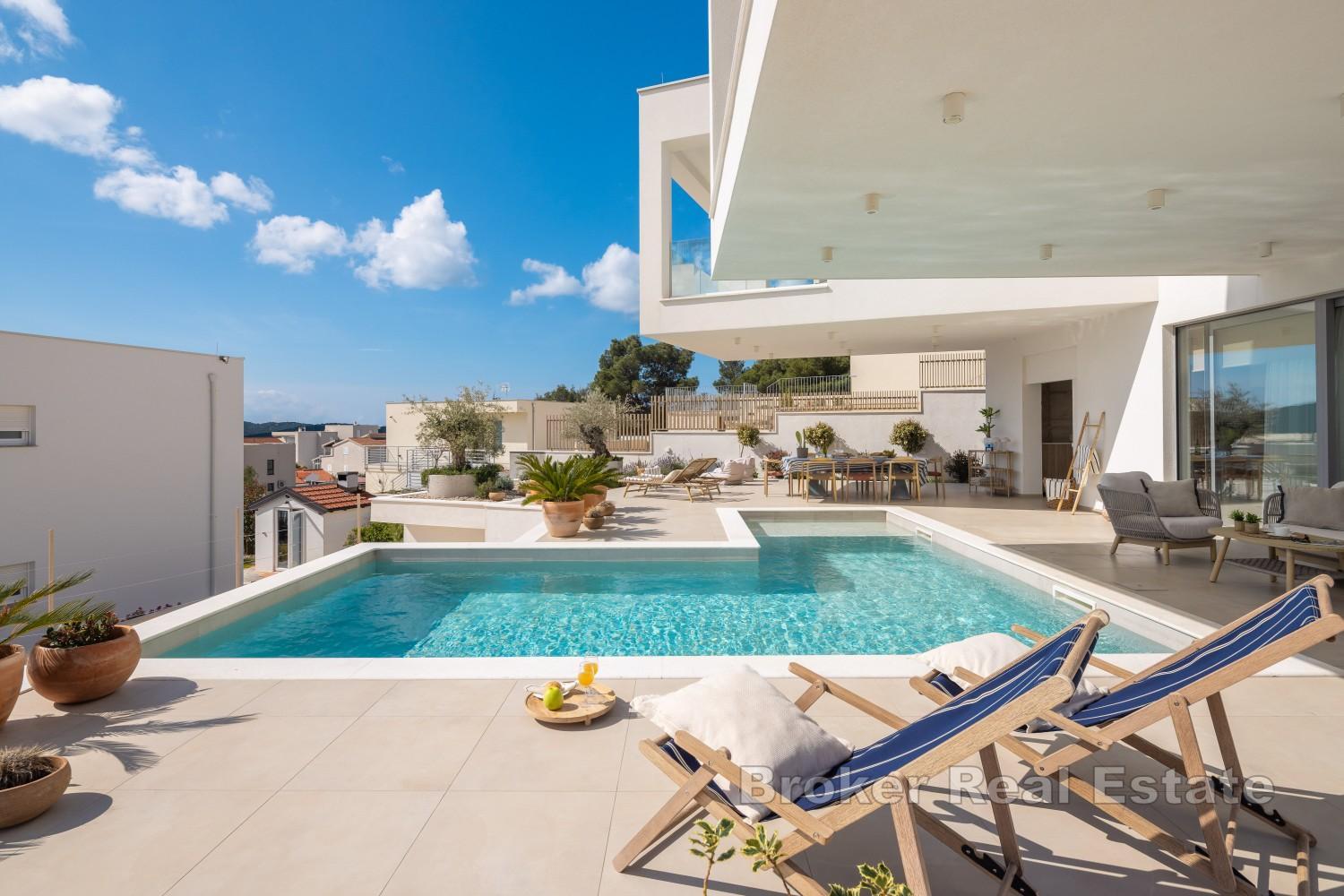 Luxusní moderní vila s bazénem a výhledem na moře