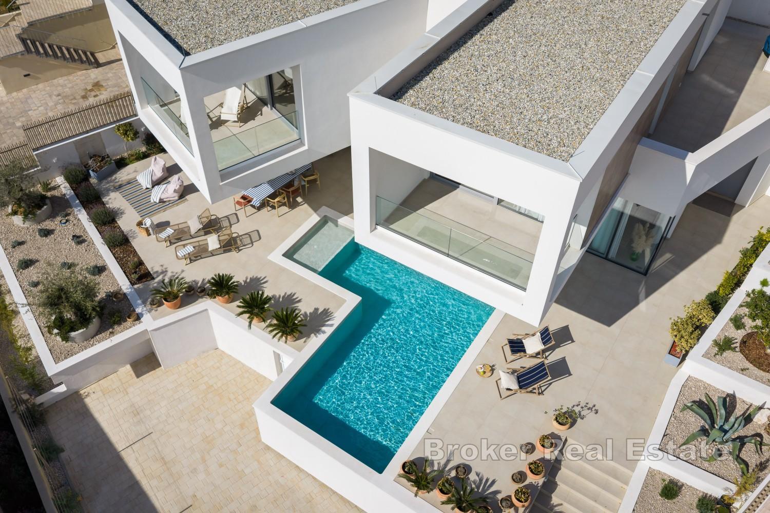 Luxusní moderní vila s bazénem a výhledem na moře