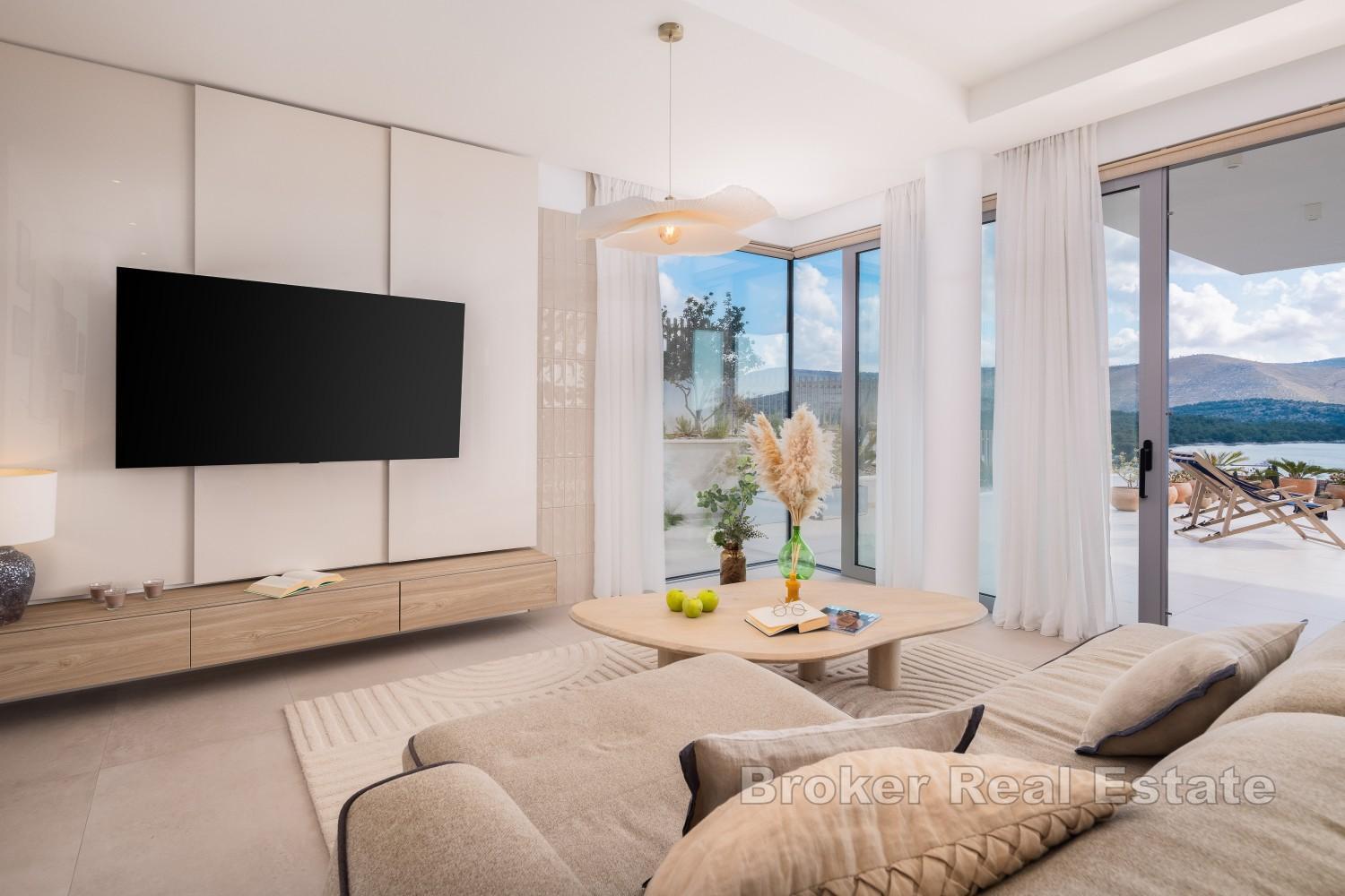 Luxusní moderní vila s bazénem a výhledem na moře