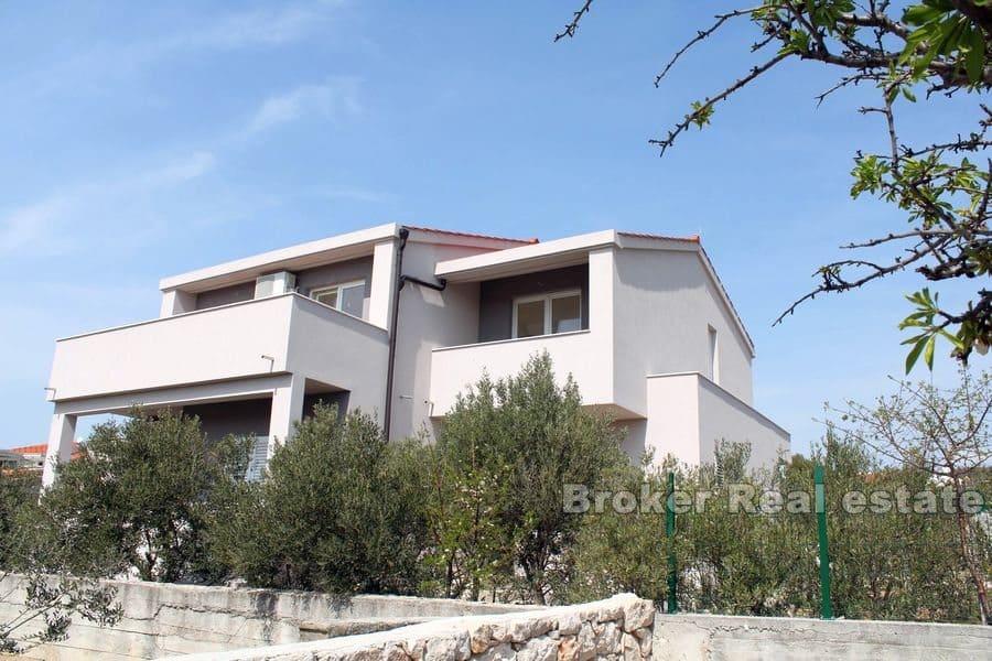 House with pool and sea view