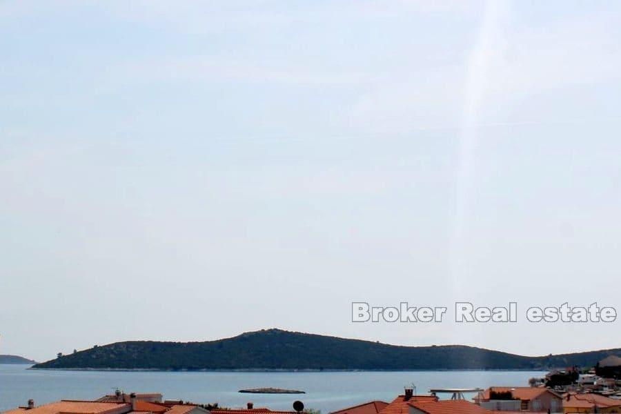 Hus med pool och havsutsikt