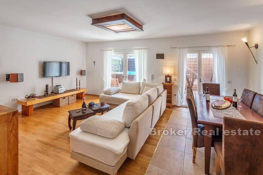 Moderne hus med basseng