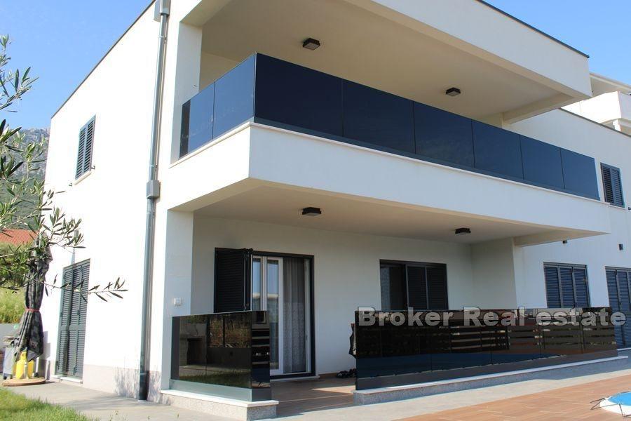 Haus mit Pool und offenem Meerblick