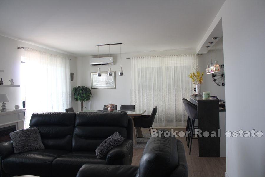 Hus med pool och öppen havsutsikt