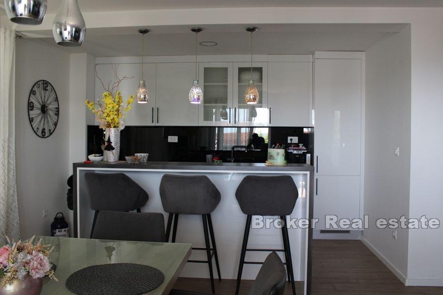 Hus med pool och öppen havsutsikt