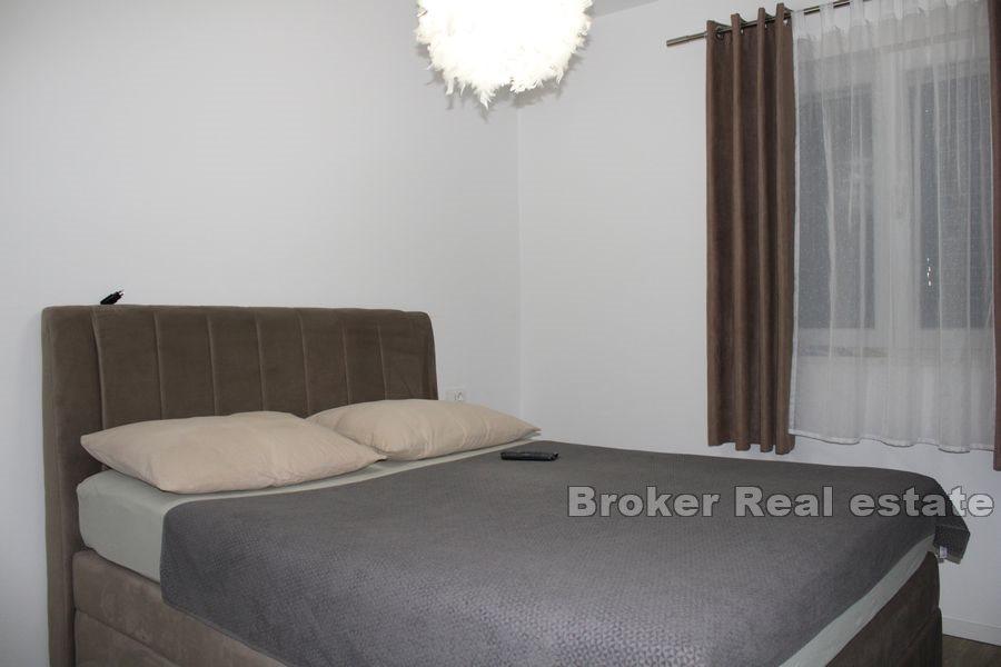 Hus med pool och öppen havsutsikt