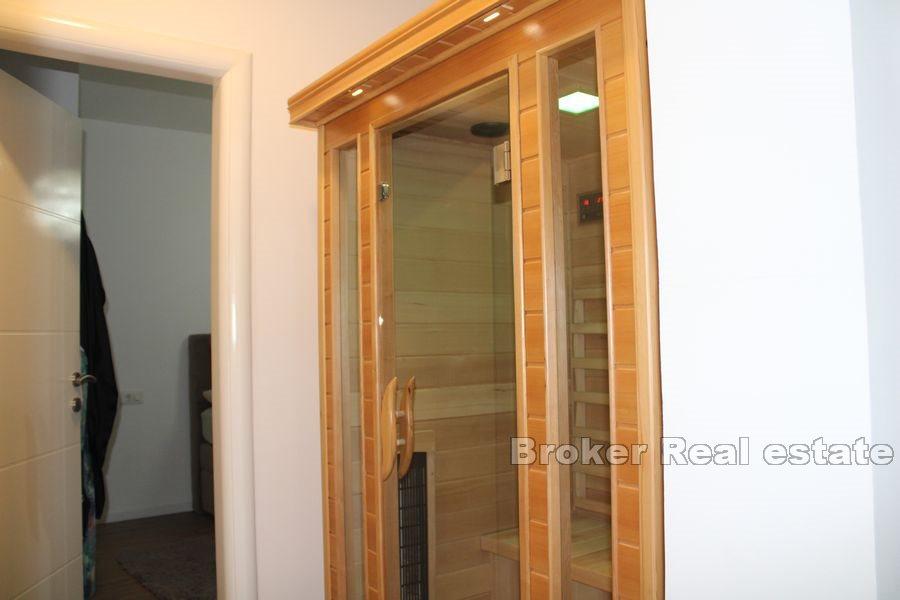 Hus med pool och öppen havsutsikt