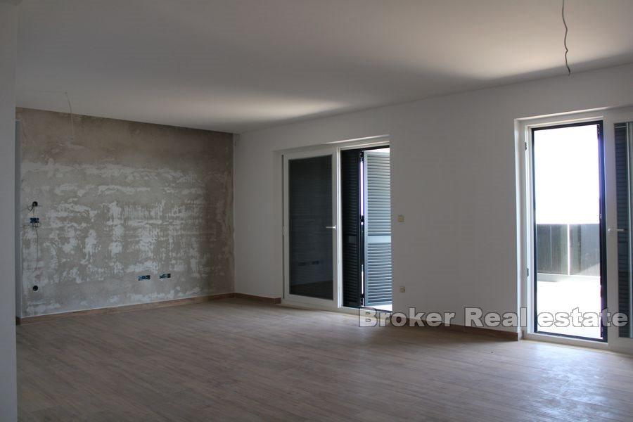 Haus mit Pool und offenem Meerblick