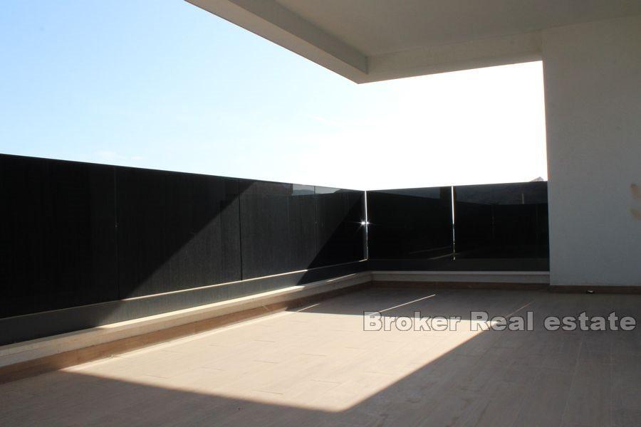 Haus mit Pool und offenem Meerblick
