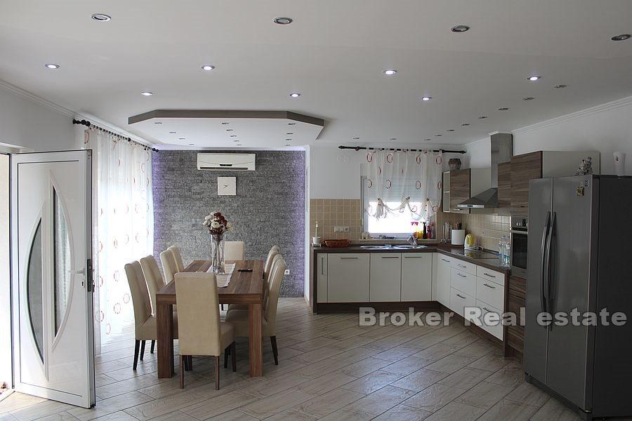 Apartmanska kuća s pogledom na more