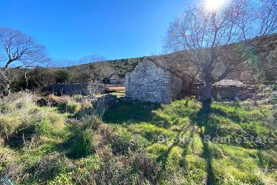 Maison en pierre avec terrain à bâtir