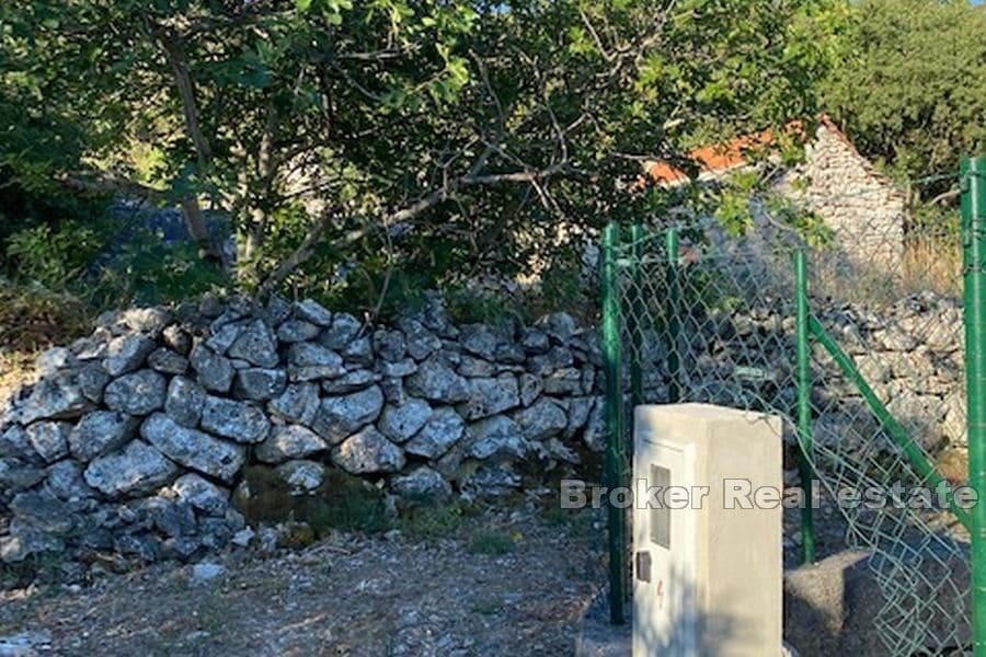 Maison en pierre avec terrain à bâtir
