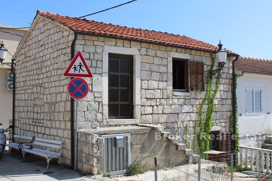 Maison en pierre au centre